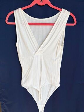Ribbed V-Neck White Sleeveless Bodysuit